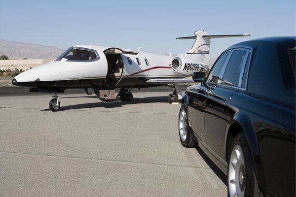 The Ultimate Convenience: Choosing a Limousine, SUV, or Black Car for Your Journey to Sky Harbor Airport